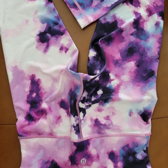 Lululemon Wunder Under Crops (RARE) - Picture 2 of 3